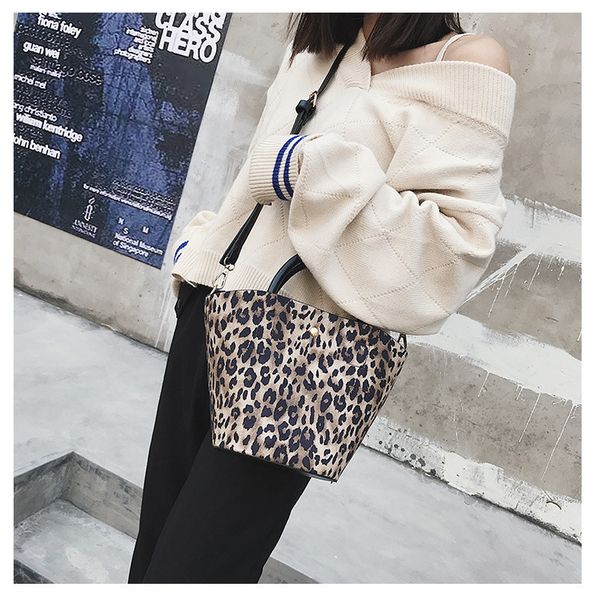 европейский и американский стиль мода женская сумка новая тенденция леопардовым принтом сумка дикий случайный открытый мешок оболочки
европейский и американский стиль мода женская сумка новая тенденция леопардовым принтом сумка дикий случайный открытый мешок оболочки
