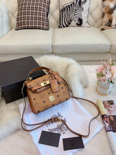 2020 super travel season must-have handbag cross-body bag hardware lock small pendant size :ag19*15 cm
2020 super travel season must-have handbag cross-body bag hardware lock small pendant size :ag19*15 cm