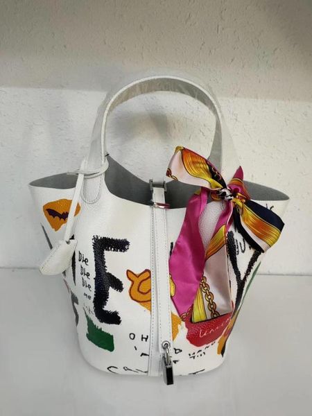 the new style vegetable basket soft genuine cow leather women handbag 2 size 2 color painted graffiti bag
the new style vegetable basket soft genuine cow leather women handbag 2 size 2 color painted graffiti bag