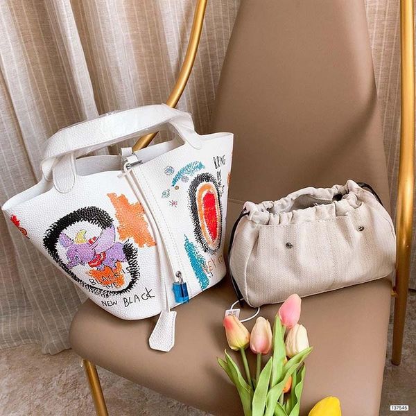 дизайнерские сумки h k женские дизайнерские сумки композитная корзина в стиле ведро graffiti кошелек сумка личи с узором композитная сумка
дизайнерские сумки h k женские дизайнерские сумки композитная корзина в стиле ведро graffiti кошелек сумка личи с узором композитная сумка