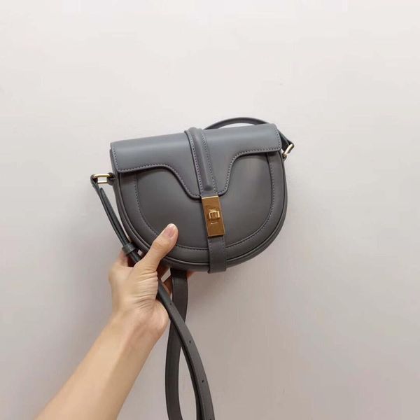 2018 горячие модельер crossbody сумки дизайнерские женские сумки на ремне женщины натуральной кожи сумки хорошее качество мини посыльного су
2018 горячие модельер crossbody сумки дизайнерские женские сумки на ремне женщины натуральной кожи сумки хорошее качество мини посыльного су