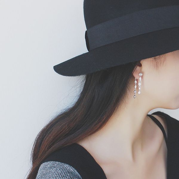 2018 fashionable light luxury s925 pure silver front and back asymmetric water drop color zircon pendant earrings single batch, Golden;silver
2018 fashionable light luxury s925 pure silver front and back asymmetric water drop color zircon pendant earrings single batch, Golden;silver