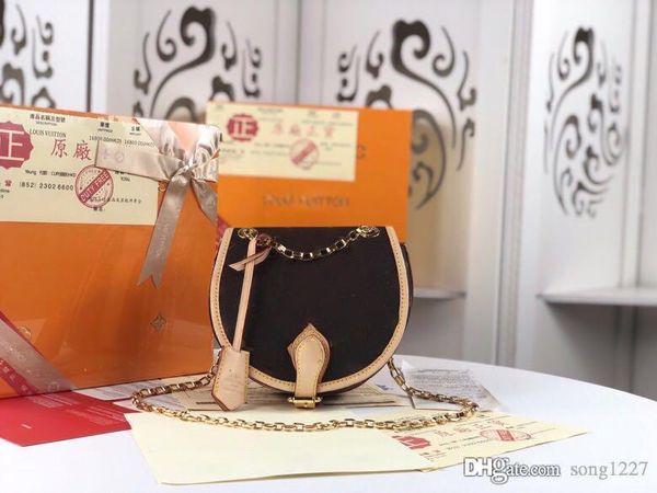 handbags shook the spring and summer show in 2019. thermoforming canvas with vvn cowhide trim and chain shoulder strap embellishment detail
handbags shook the spring and summer show in 2019. thermoforming canvas with vvn cowhide trim and chain shoulder strap embellishment detail