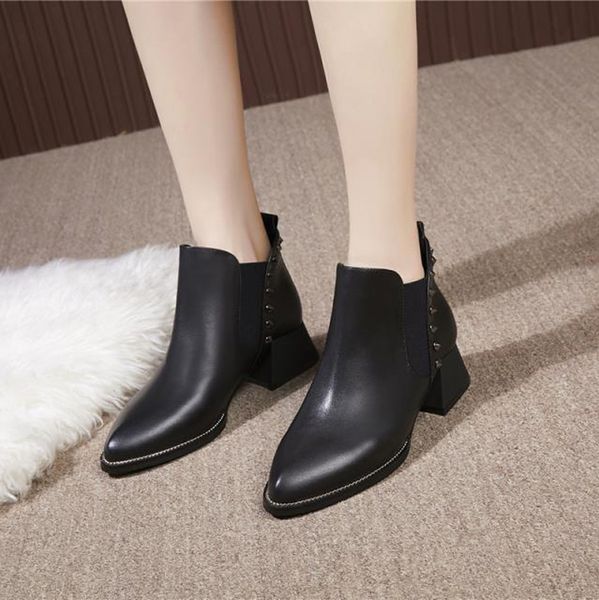 2019 autumn and winter new leather flat boots women's ankle boots flat with fashion rivets pointed single boot handsome boots
2019 autumn and winter new leather flat boots women's ankle boots flat with fashion rivets pointed single boot handsome boots