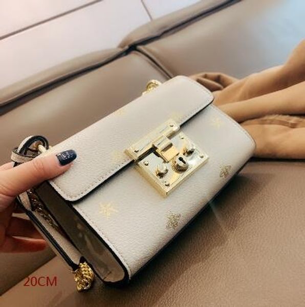 2020 new classic fashion designer lady's handbag chain crossbody bag satchel satchel bag tote bag 20cm
2020 new classic fashion designer lady's handbag chain crossbody bag satchel satchel bag tote bag 20cm