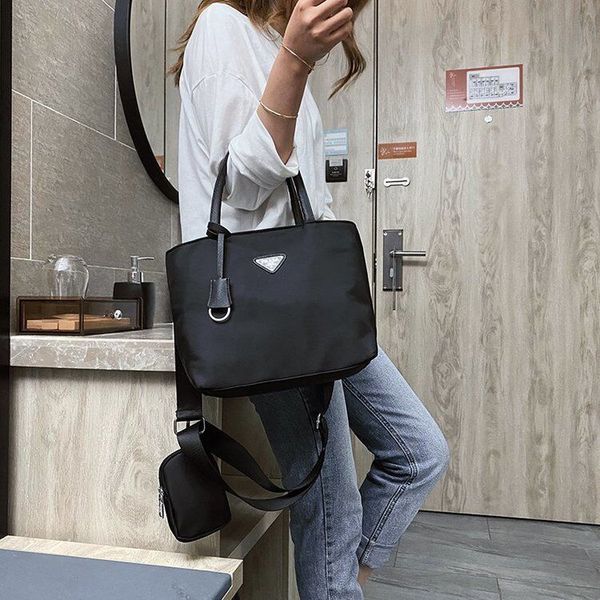 2020 new triangle shopping bag coin purse one shoulder diagonal bag star same bag fashion simple handbag
2020 new triangle shopping bag coin purse one shoulder diagonal bag star same bag fashion simple handbag