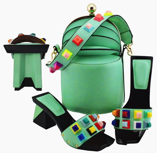 Nice looking mint green women pumps and bag set with big crystal decoration african shoes match handbag MD011
Nice looking mint green women pumps and bag set with big crystal decoration african shoes match handbag MD011