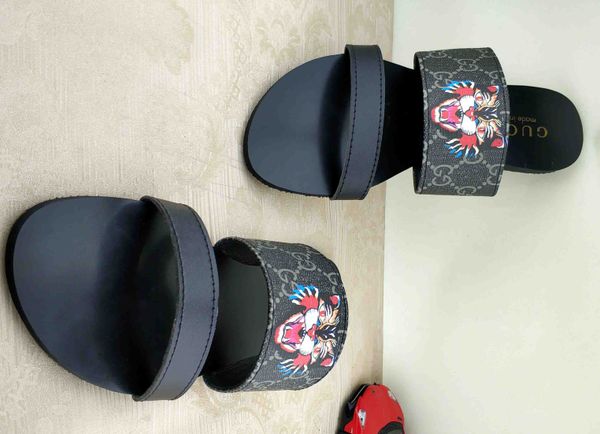 2019 new designer slippers gear bottoms women striped sandals casual slip summer casual slippers slippers size 35-46, Black
2019 new designer slippers gear bottoms women striped sandals casual slip summer casual slippers slippers size 35-46, Black