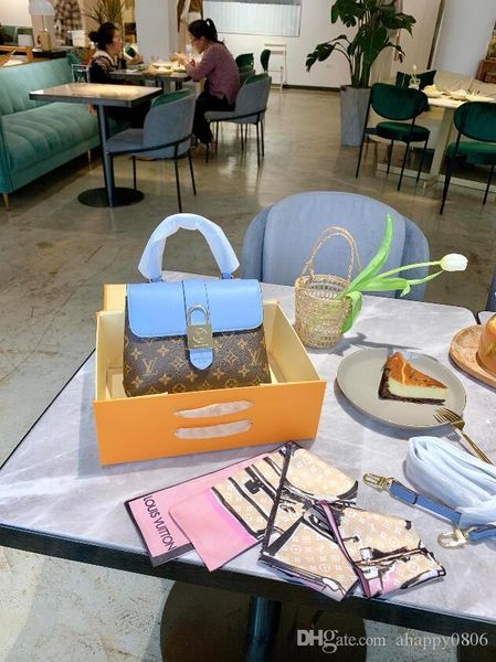 the new vintage stylish and elegant style lock scarf is paired with a cross-shoulder bag with a diagonal patchwork handbag
the new vintage stylish and elegant style lock scarf is paired with a cross-shoulder bag with a diagonal patchwork handbag
