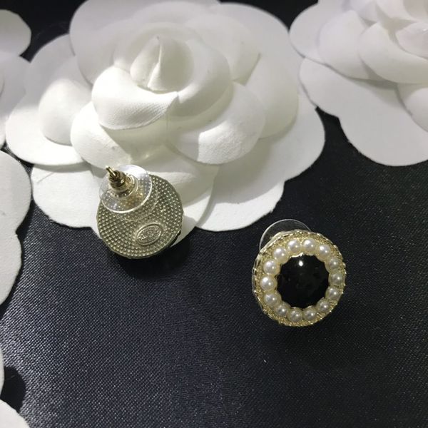 the new vintage earrings for women in 2020 are delicate and small with box, Golden;silver
the new vintage earrings for women in 2020 are delicate and small with box, Golden;silver