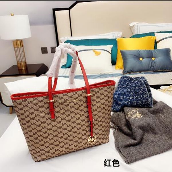 the new textured web celebrity bag in 2020 is a one-shoulder chain high-volume bag for women
the new textured web celebrity bag in 2020 is a one-shoulder chain high-volume bag for women