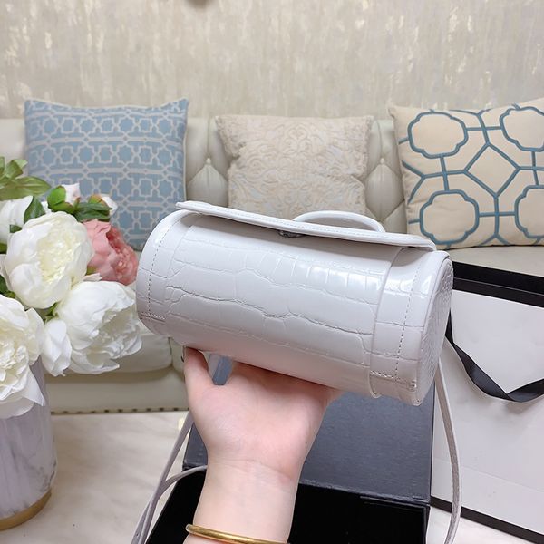 high-end custom designer bag lady half-moon makeup bag dinner bag fashion leisure leather material, a variety of colors, please contact
high-end custom designer bag lady half-moon makeup bag dinner bag fashion leisure leather material, a variety of colors, please contact