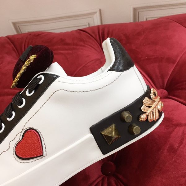 2023 mens women casual shoes white black gold trainers fashion dress shoe mens womens leather breathable open low outdoor sports sneakers
2023 mens women casual shoes white black gold trainers fashion dress shoe mens womens leather breathable open low outdoor sports sneakers