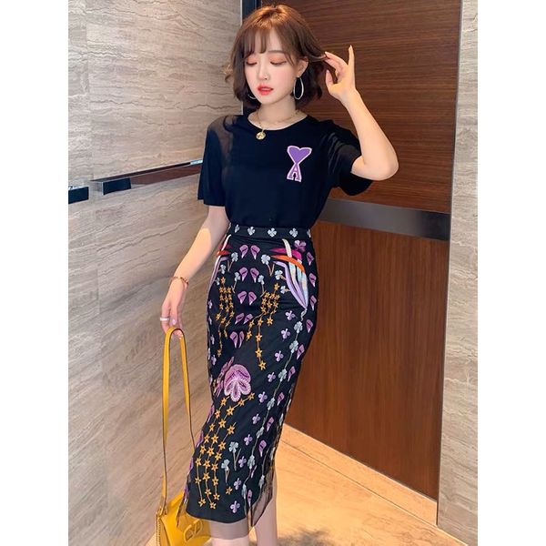 retro style 2020 summer women short sleeves casual heart t-shirt + embroidery floral slim skirt 2 pcs sets beautiful suits, White
retro style 2020 summer women short sleeves casual heart t-shirt + embroidery floral slim skirt 2 pcs sets beautiful suits, White