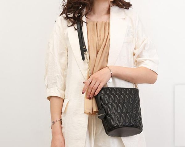 2020 bucket bag retro check classic strap cross-body bag durable fabric stylish ladies 2 colors optional size 16*21*13cm
2020 bucket bag retro check classic strap cross-body bag durable fabric stylish ladies 2 colors optional size 16*21*13cm