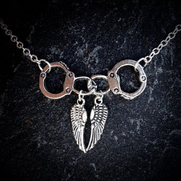 new style ancient silver handcuffs wing charm pendant necklace guardian angel creative designer necklace women men jewelry friend gifts
new style ancient silver handcuffs wing charm pendant necklace guardian angel creative designer necklace women men jewelry friend gifts