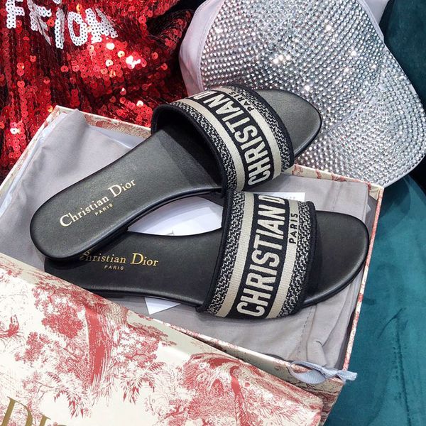 Luxury women shoes designer Woven flat slippers Canvas embroidery Leather bottom sandals summer fashion Beach flip flops of size 35-40
Luxury women shoes designer Woven flat slippers Canvas embroidery Leather bottom sandals summer fashion Beach flip flops of size 35-40