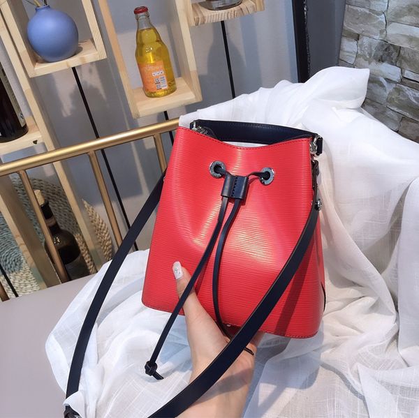 new package mini water ripple bucket cowhide oblique satchel female hand the bill of lading shoulder drawstring tote handbags messenger bag
new package mini water ripple bucket cowhide oblique satchel female hand the bill of lading shoulder drawstring tote handbags messenger bag