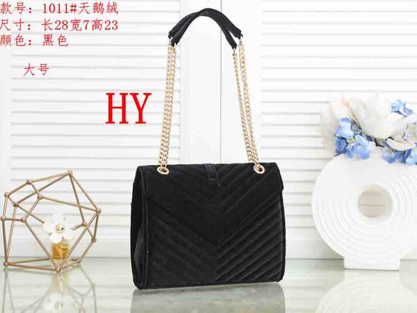 2020 new luxury velvet shoulder bag, crossbody slip chain, silk lining 
2020 new luxury velvet shoulder bag, crossbody slip chain, silk lining