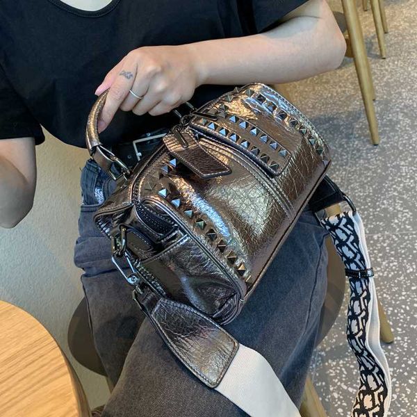 сумки для женщин 2020 новый cracked широкий плечевой ремень crossbody малый квадрат сумка женский модный нью-брайт rivet сумки boston bag
сумки для женщин 2020 новый cracked широкий плечевой ремень crossbody малый квадрат сумка женский модный нью-брайт rivet сумки boston bag