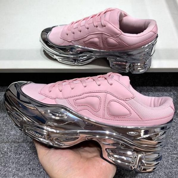 2020 конструктор sneaekers simons крупногабаритные sneaker ozweego обуви мужчин женщин роскошные дизайнерские туфли в эффект silver metallic, Black
2020 конструктор sneaekers simons крупногабаритные sneaker ozweego обуви мужчин женщин роскошные дизайнерские туфли в эффект silver metallic, Black