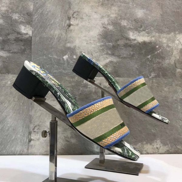 2020 new women's slippers, fashionable embroidered slippers, popular canvas slippers, embroidered slippers,with box, Black
2020 new women's slippers, fashionable embroidered slippers, popular canvas slippers, embroidered slippers,with box, Black