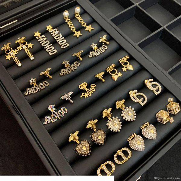 luxury designer women stud bee heart designer earrings elegant high-end retro gold asymmetric pearl letters stud earrings fashion jewelry, Golden;silver
luxury designer women stud bee heart designer earrings elegant high-end retro gold asymmetric pearl letters stud earrings fashion jewelry, Golden;silver