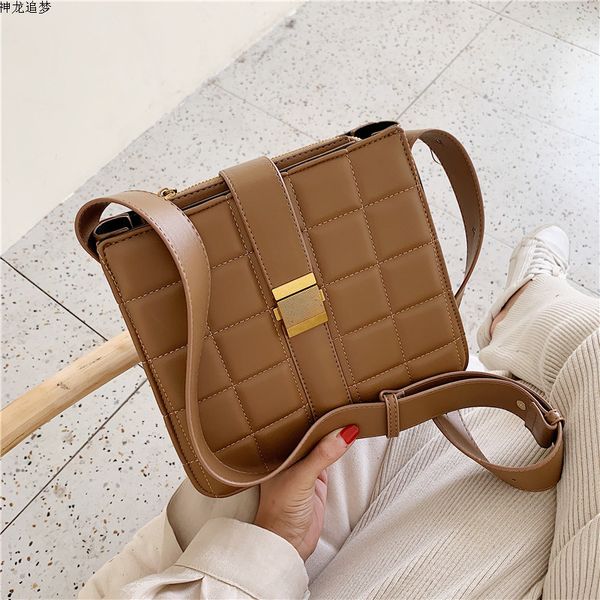 внутренняя резьба плечо crossbody сумки для женщин 2020 кожа роскошные сумки дизайнерские дамы ручной слинг мешок основной
внутренняя резьба плечо crossbody сумки для женщин 2020 кожа роскошные сумки дизайнерские дамы ручной слинг мешок основной