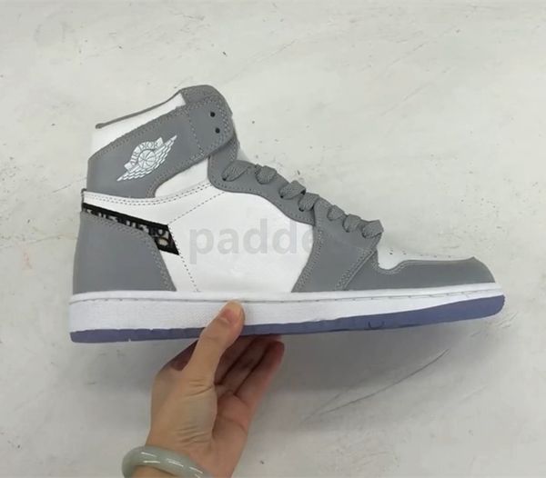 2020 new dioaj 1 mens womens basketball shoes 1s high og grey sports trainers des chaussures with box, White;red
2020 new dioaj 1 mens womens basketball shoes 1s high og grey sports trainers des chaussures with box, White;red