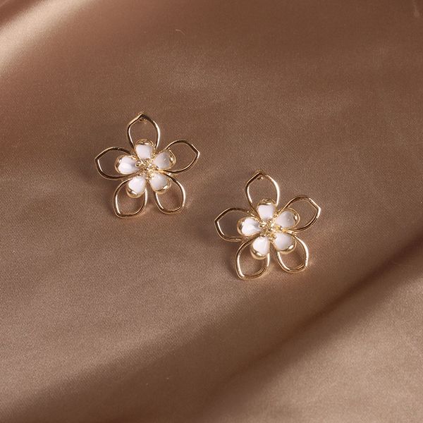 shiny side new accessories pierced flower stud earrings for women simple style elegant earrings, Golden;silver
shiny side new accessories pierced flower stud earrings for women simple style elegant earrings, Golden;silver