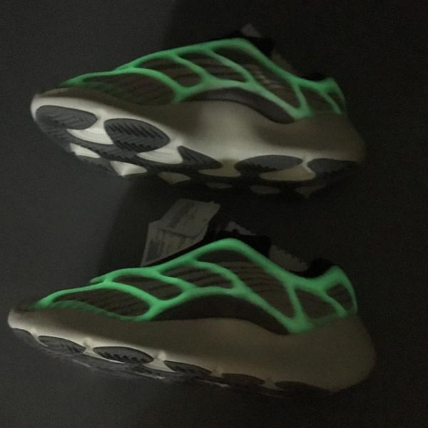 2019 new kanye west originals 700 v3 azael running shoes black white 3m reflective wave runner men women sports sneakers ef9897 with box
2019 new kanye west originals 700 v3 azael running shoes black white 3m reflective wave runner men women sports sneakers ef9897 with box