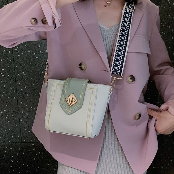 fashion bucket bags women wide shoulder strap chains messenger bag girl casual handbag simple leisure personality crossbody pack
fashion bucket bags women wide shoulder strap chains messenger bag girl casual handbag simple leisure personality crossbody pack