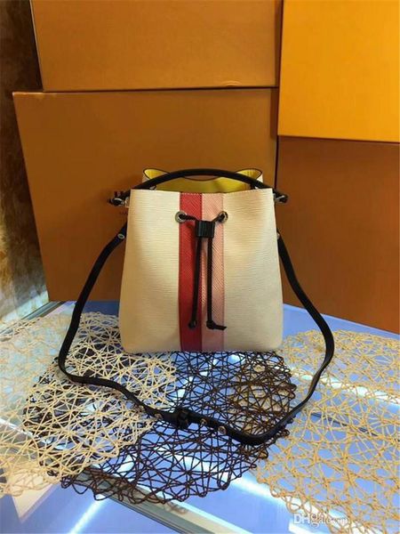 lovuitto néonoé 2018 noe white monograms coated canvas bag lockme bucket shoulder bag size: 26x26x17.5cm
lovuitto néonoé 2018 noe white monograms coated canvas bag lockme bucket shoulder bag size: 26x26x17.5cm