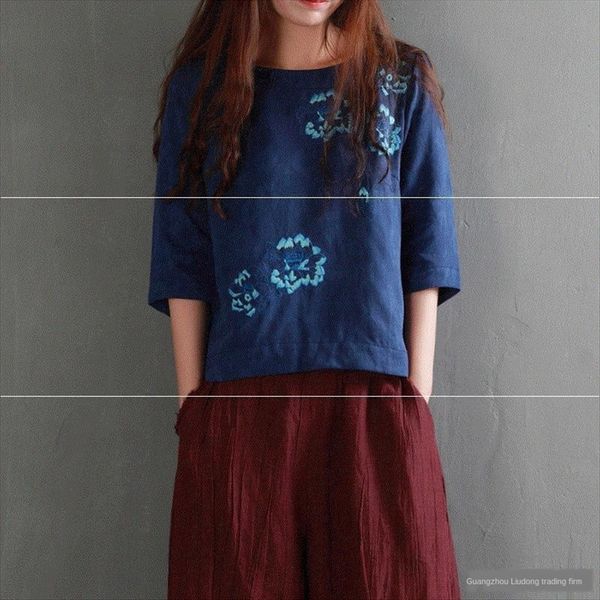 loose embroidery simple short-sleeved t-shirt t-shirt embroidery artistic style casual base women's large size female, White 
loose embroidery simple short-sleeved t-shirt t-shirt embroidery artistic style casual base women's large size female, White