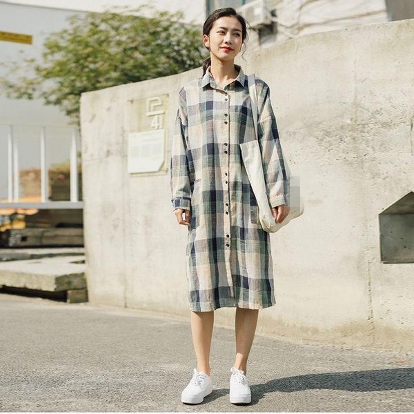 2019 women autumn vintage long sleeve plaid shirt casual pockets cotton linen turn-down collar long blouses, White
2019 women autumn vintage long sleeve plaid shirt casual pockets cotton linen turn-down collar long blouses, White