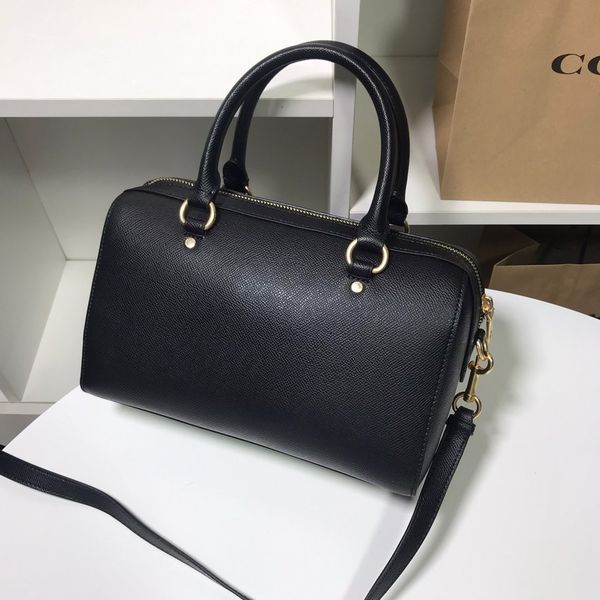 2020famous brand men's briefcase leather designer men's work bag dressing bag size 26*18*13cm
2020famous brand men's briefcase leather designer men's work bag dressing bag size 26*18*13cm