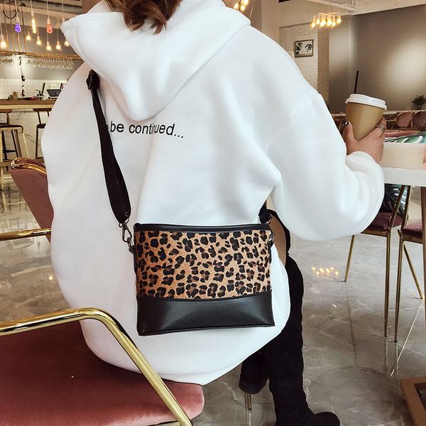 2020 women casual leopard print single wide shoulder strap shell bags ladies zipper soft crossbody handbags versatile bag
2020 women casual leopard print single wide shoulder strap shell bags ladies zipper soft crossbody handbags versatile bag