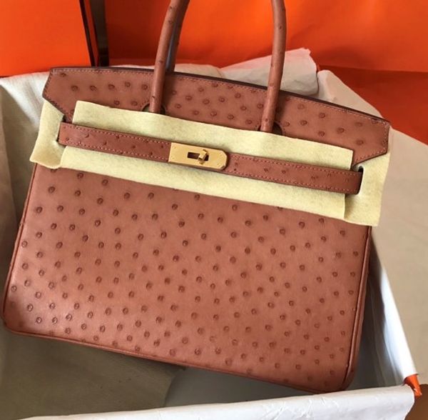 original design handmade wax thread brown ostrich handbag,gold,silver hardware,25 30 35cm for chosen,by machine,fast delivery
original design handmade wax thread brown ostrich handbag,gold,silver hardware,25 30 35cm for chosen,by machine,fast delivery