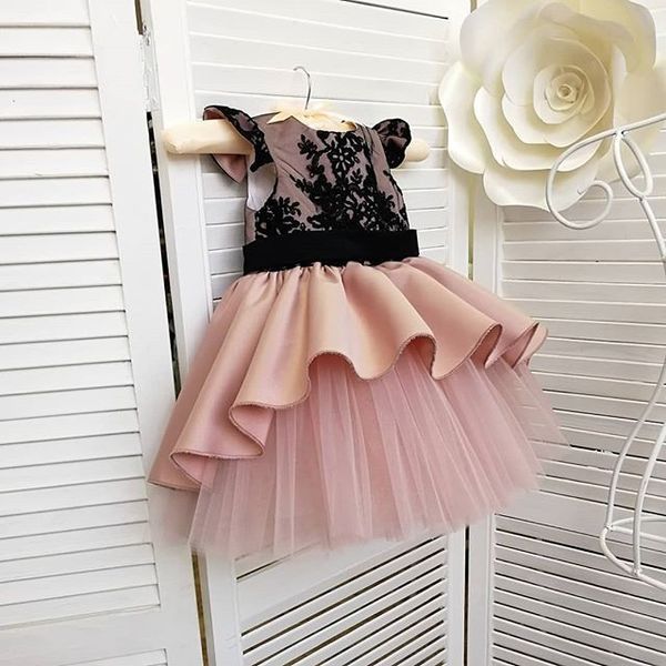 2019 blush pink short mini flower girls dresses black appliques ruffles tiered skirts first communion dresses girls pageant gown custom made, White;blue
2019 blush pink short mini flower girls dresses black appliques ruffles tiered skirts first communion dresses girls pageant gown custom made, White;blue