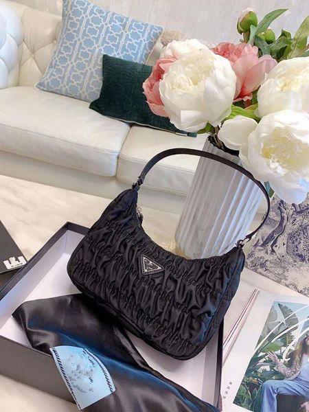 the new 2020 axillary fold package inclined hand bag, single genuine leather handbag shoulder women bags hand girls luxury handbag
the new 2020 axillary fold package inclined hand bag, single genuine leather handbag shoulder women bags hand girls luxury handbag