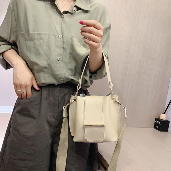 jiulin 2019 summer hundred simple wide belt oblique bag leisure bucket girl satchel
jiulin 2019 summer hundred simple wide belt oblique bag leisure bucket girl satchel