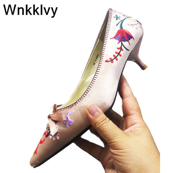 silk satin kitten heel shoes women pointed toe bowties knot vintage classic embroidry fower decor pumps for ladies stilettos, Black
silk satin kitten heel shoes women pointed toe bowties knot vintage classic embroidry fower decor pumps for ladies stilettos, Black