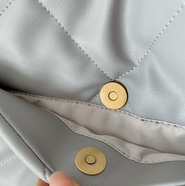 superior quality new waterproof genuine leather messenger bag fashionable handbag fashionable lady leather chain cross body and one shoulder
superior quality new waterproof genuine leather messenger bag fashionable handbag fashionable lady leather chain cross body and one shoulder