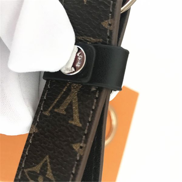 098 fashion brand key chain gift men and women2019 souvenir car bags accessories with boxes, Silver
098 fashion brand key chain gift men and women2019 souvenir car bags accessories with boxes, Silver