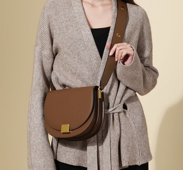 saddle bag 2020 new genuine leather female bag wide shoulder strap crossbody semi-circular shoulder bag
saddle bag 2020 new genuine leather female bag wide shoulder strap crossbody semi-circular shoulder bag