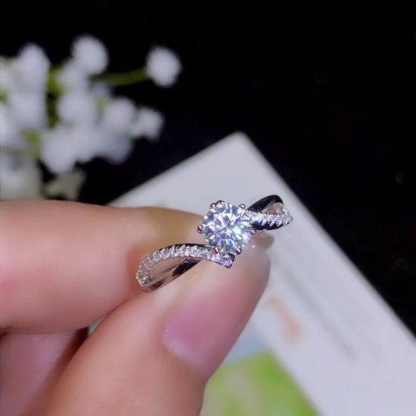 moissanite classic style, high density gemstones, comparable to diamonds. 0.5 s. 925 real silver, Golden;silver
moissanite classic style, high density gemstones, comparable to diamonds. 0.5 s. 925 real silver, Golden;silver