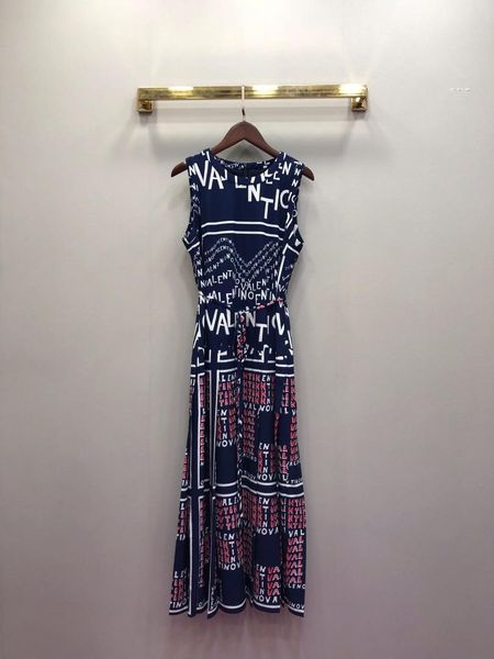 New V Spring/summer 2019 Catwalk New Letters Printed Long Pleated Sundress
New V Spring/summer 2019 Catwalk New Letters Printed Long Pleated Sundress