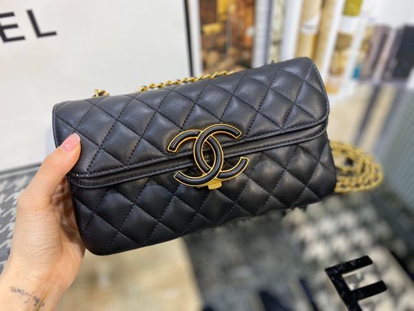 classic lady's handbag 7a high-end custom quality handbag fashion business casual style metal accessories with long shoulder strap
classic lady's handbag 7a high-end custom quality handbag fashion business casual style metal accessories with long shoulder strap