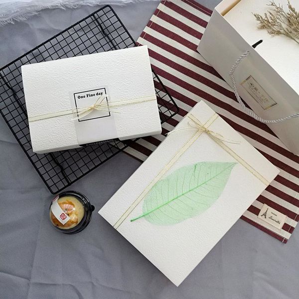 mooncake boxes white paper gift box chocolate candy packaging box for christmas/new year party
mooncake boxes white paper gift box chocolate candy packaging box for christmas/new year party