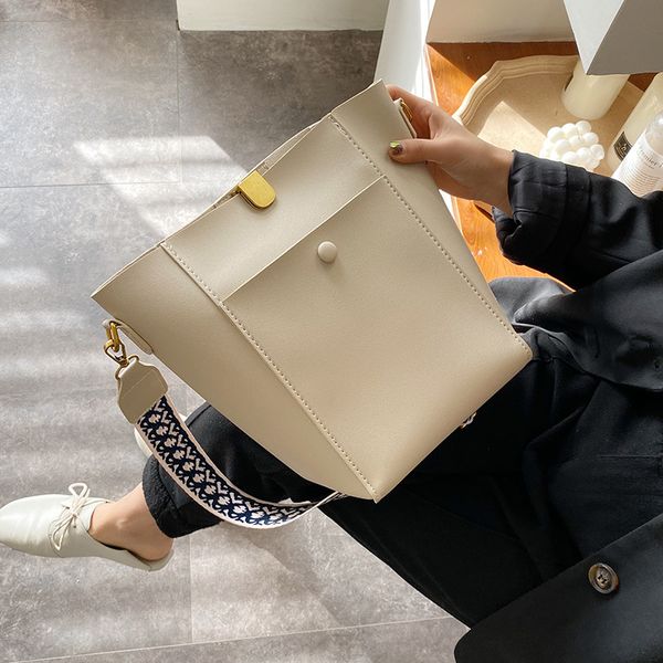 big bag women bag autumn and winter new retro fashion mother-in-law western style large capacity shoulder messenger
big bag women bag autumn and winter new retro fashion mother-in-law western style large capacity shoulder messenger